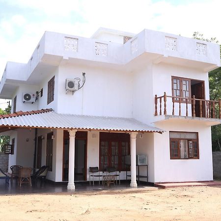 Hotel Whitehouse Tissamaharama Exterior photo